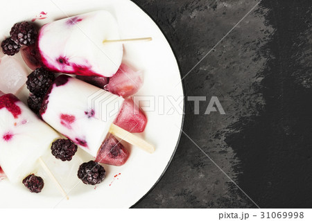 Ice cream from yogurt/coconut milk with blackberry Ice cream from yogurt/coconut milk with blackberry 31069998