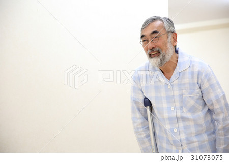 松葉杖をつく男性 松葉杖をつく男性 31073075