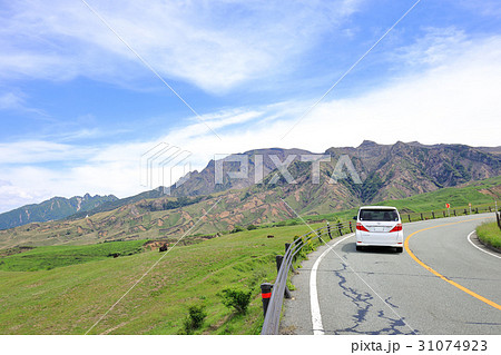 阿蘇パノラマライン　坊中線　牧場沿いを走るドライブイメージ　 31074923