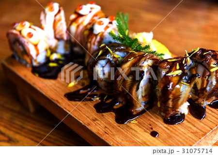 Eel and salmon sushi rolls 31075714