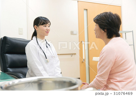 医師 女性 診察 問診 医師 女性 診察 問診 31076469