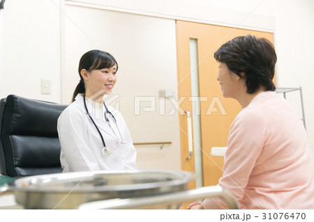 医師 女性 診察 問診 医師 女性 診察 問診 31076470