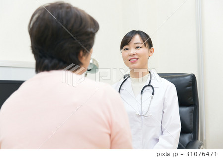 医師 女性 診察 問診 31076471