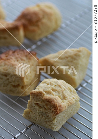 ケーキクーラーの上の手作りした焼きたてスコーン 31077238