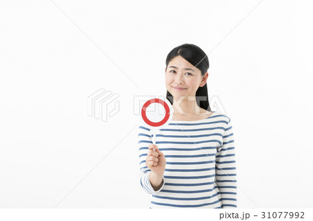 女性　マルバツ　微笑み 31077992