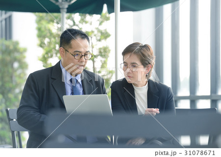 Executive businessman and woman  31078671