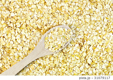 Pea flakes texture with wooden spoon 31079117