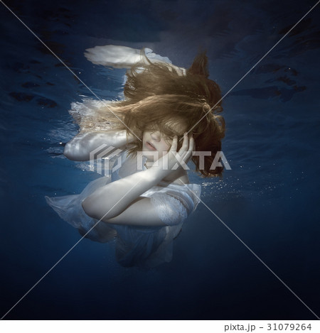 Portrait of a young girl under the water Portrait of a young girl under the water 31079264