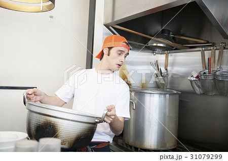 ラーメン修行する外国人 ラーメン修行する外国人 31079299