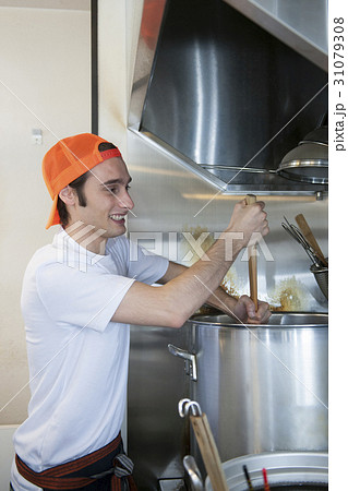 ラーメン修行する外国人 ラーメン修行する外国人 31079308