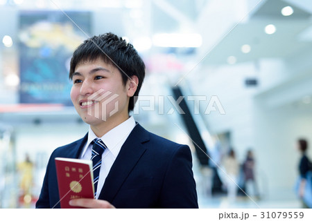 空港内でパスポートを持つ笑顔のビジネスマン 31079559