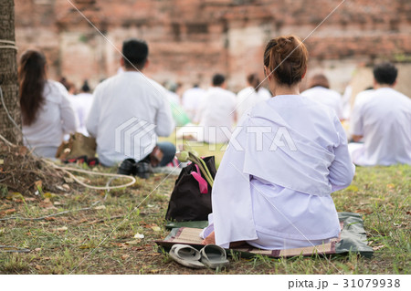 Thai people come to pray in temple on Visakabucha 31079938