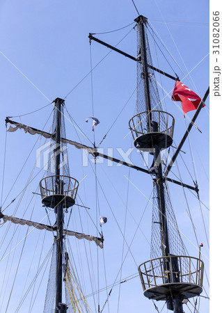 Masts of ships and sailboats against the sky Masts of ships and sailboats against the sky 31082066