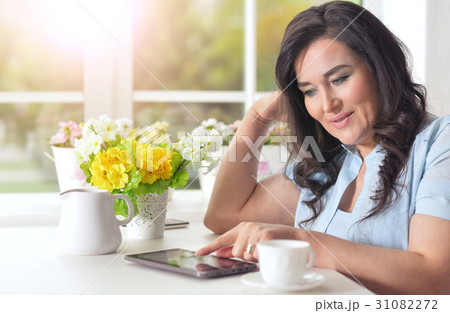 Elderly woman with a tablet  31082272
