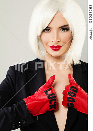 Woman Fashion Model with Blonde Bob Hairstyle 31083263