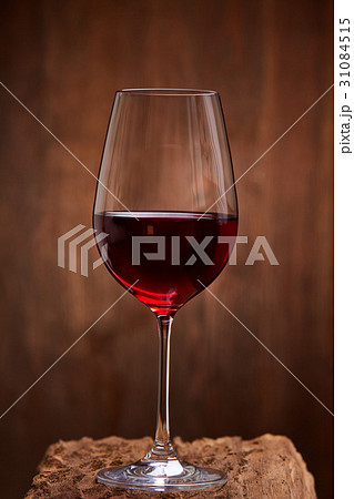 Close-up of crystal half-ful wineglass with red 31084515