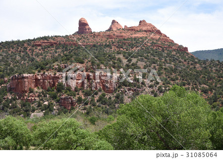 セドナ アップタウンからの赤い岩山風景 セドナ アップタウンからの赤い岩山風景 31085064