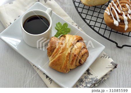 シナモンロールとコーヒー 31085599