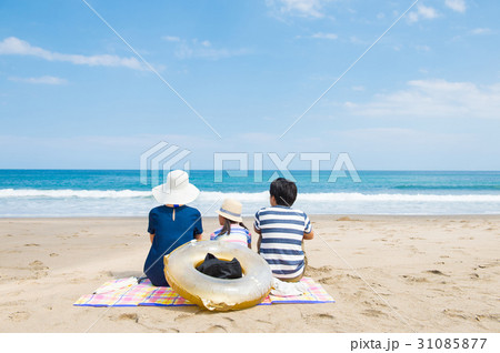 夏休み　砂浜に座る家族 31085877