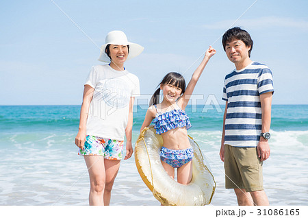 夏休みに海で遊ぶ家族 31086165