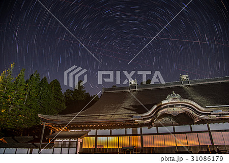 和歌山　高野山　金剛峰寺の上の星空　屋根の上の天水桶 31086179