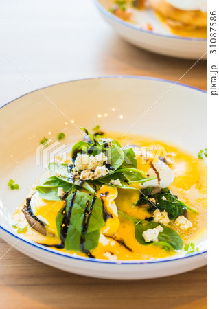 Mushroom and egg benedict in white plate Mushroom and egg benedict in white plate 31087586