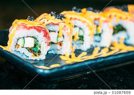 Hamachi sushi 31087609