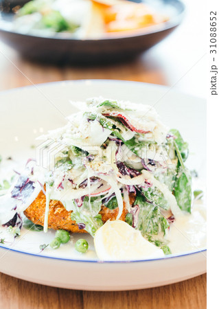 Fried chicken with vegetable 31088652