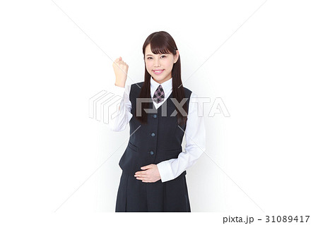 ガッツポーズ　スーツの若い女性 31089417