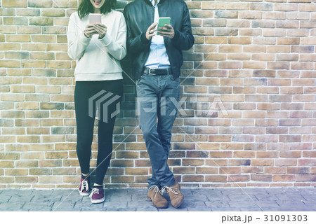 Couple Dating Happiness Traveling Using Smart Phone 31091303