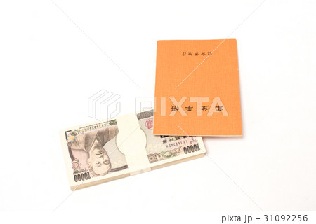 年金手帳と一万円の札束 百万円 白バック 年金手帳と一万円の札束 百万円 白バック 31092256