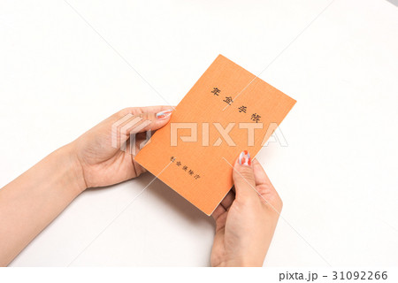 若い女性が持つ年金手帳 31092266