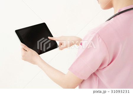 タブレット端末を操作する医療従事者 31093231