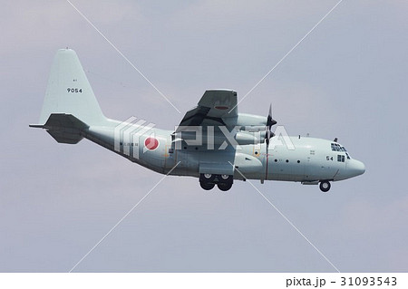 青空を背景に飛行する海上自衛隊のC-130Rハーキュリーズ輸送機 31093543