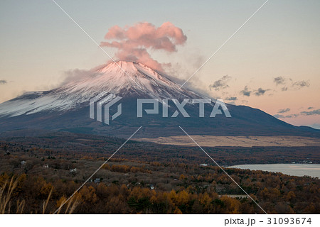 Fuji mountain and Yamanakako lake in autumn season Fuji mountain and Yamanakako lake in autumn season 31093674