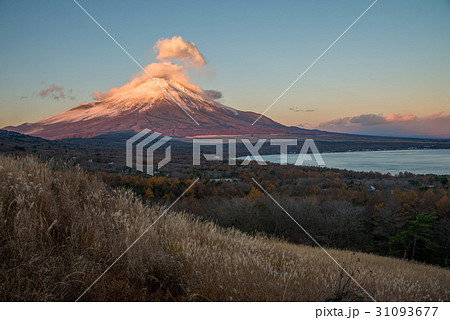 Fuji mountain and Yamanakako lake in autumn season 31093677
