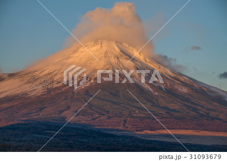 Fuji mountain and Yamanakako lake in autumn season 31093679