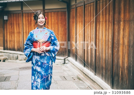 京都を観光する浴衣姿の女性 31093686
