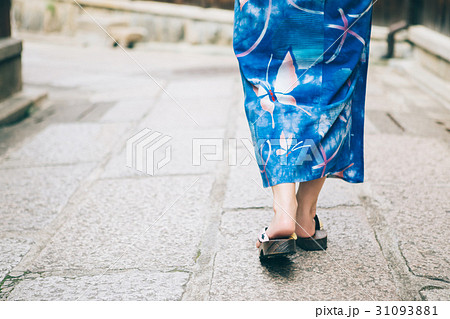 浴衣の女性の後ろ姿　 31093881