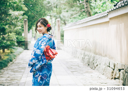 京都の街を観光する浴衣姿の女性 31094653