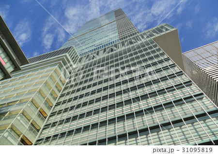 ビルを見上げる 31095819