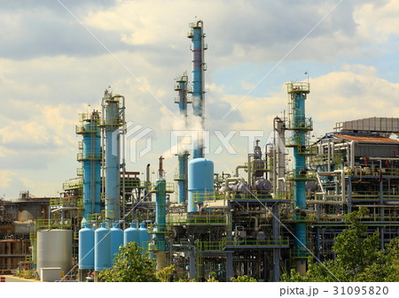 蒸気を吹く工場の煙突 蒸気を吹く工場の煙突 31095820