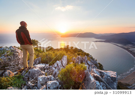 Man on the cliff 31099913