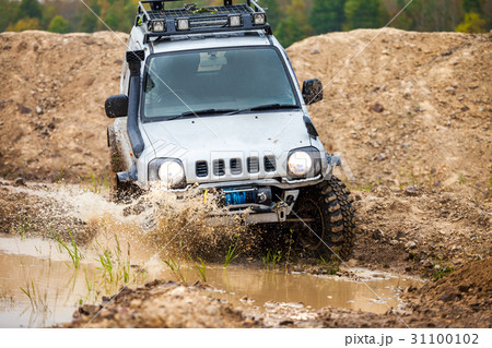 Suzuki Jimny moving by water in autumn Suzuki Jimny moving by water in autumn 31100102