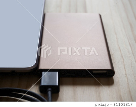タブレットPCとモバイルバッテリー 31101817