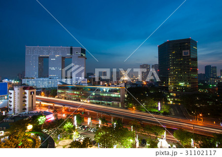 Cityscape at night in Bangkok, Thailand 31102117