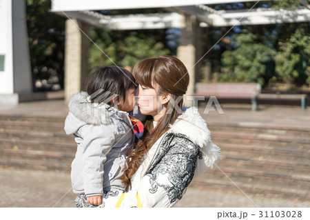 チューする母と子供（愛情表現・スキンッシップ） 31103028