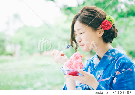 かき氷を食べる浴衣の女性 かき氷を食べる浴衣の女性 31103582