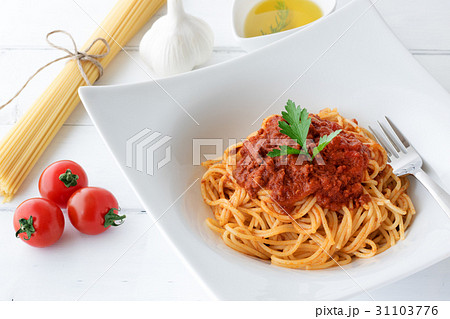 ボロネーゼのパスタと材料 ボロネーゼのパスタと材料 31103776