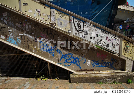 落書きだらけの歩道橋 31104876